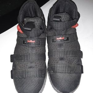 Tennis shoes boys sz 2 youth